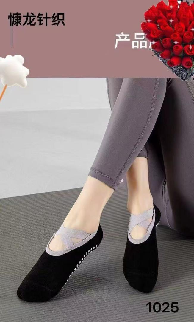 IMG-20250909-WA0009 جوراب کالجی پیلاتیس( مشکی) - Image 1